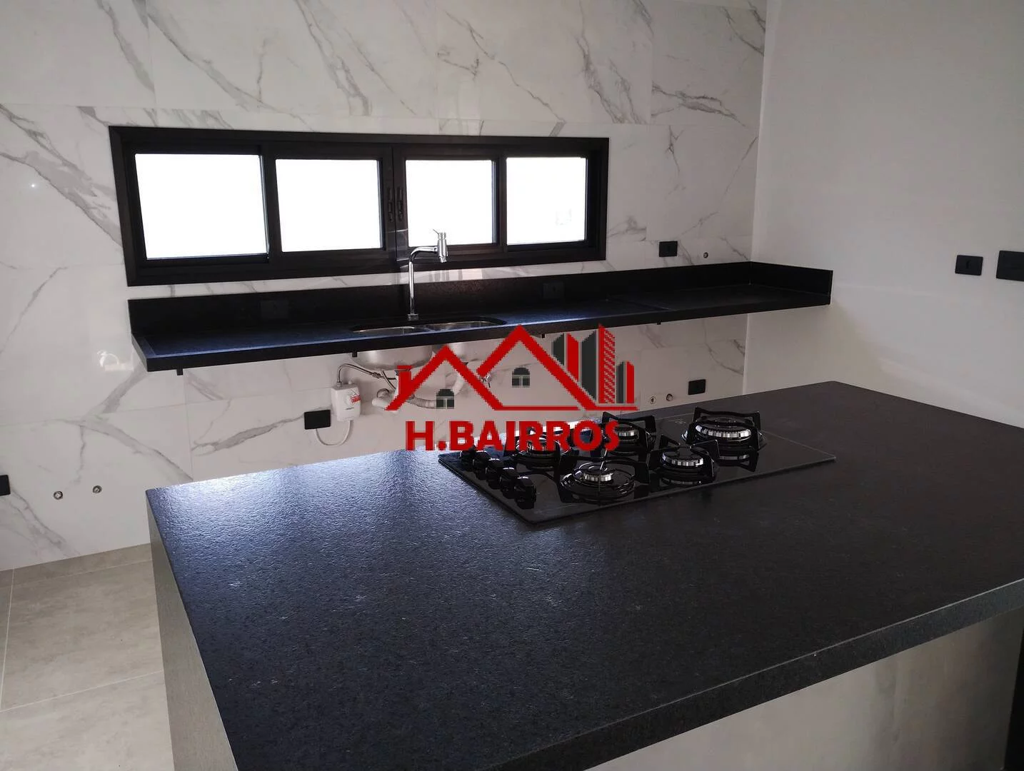 Imagem Casa com 4 Dormitórios à VENDA - Condomínio Colinas Paratehy Norte