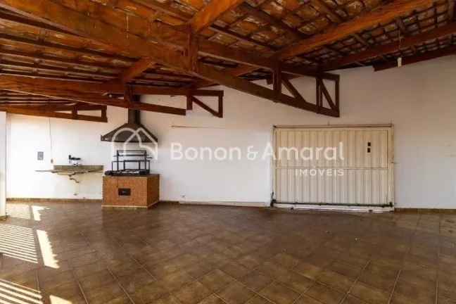 Imagem Excelente casa de esquina com 440 m². Possui 4 quartos, sendo 2 suítes, além de salas de estar e ...