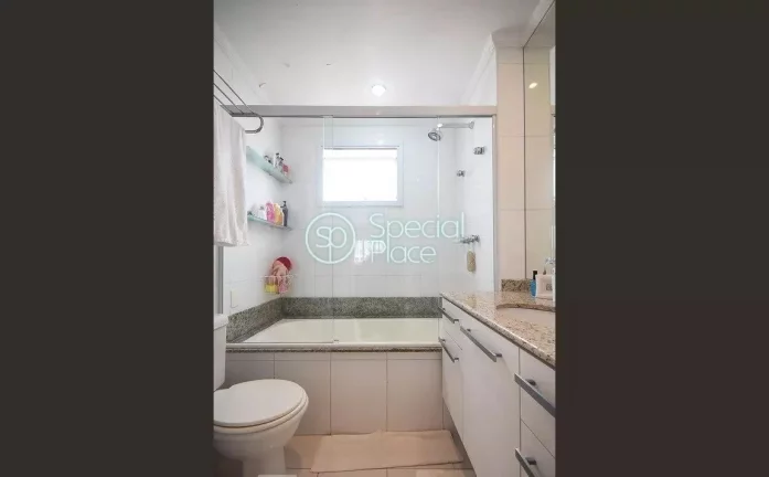 Imagem Amplo apartamento à venda com 4 quartos, sendo 3 suítes, e 5 banheiros no total. Este apartamento ...