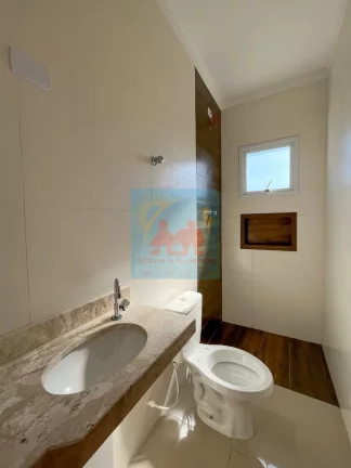 Imagem Sobrado à Venda 2 suites, churrasqueira, 2 vagas, na Ocian, Praia Grande - Fino Acabamento! 410mil