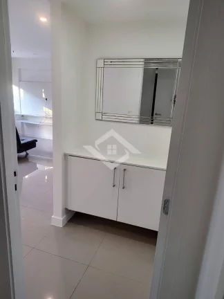 Imagem Apartamento com 2 qts mobiliado 72m² suíte e varandão - Barra da Tijuca