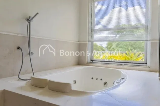 Imagem Sobrado amplo e luxuoso, com área construída de 835 m².

A residência possui no piso superior 4 ...