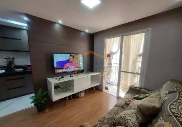 Imagem Apto 2 DORMITÓRIOS com armários planejados; BANHEIRO com box de vidro, chuveiro e suporte para toa...