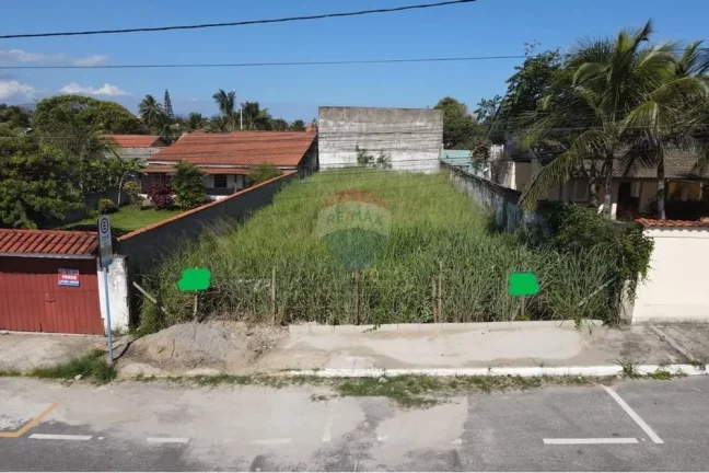 Imagem Terreno plano e murado perto da praia.