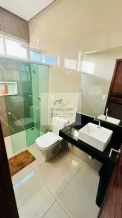 Imagem Vendo casa em condomínio fechado, com 250m², sala para 3 ambientes, 3 suítes, escritório e 4 vagas
