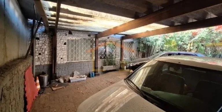 Imagem Terreno, 345 m² de área total, 10 metros de frente. Conta com uma casa térrea construída, 3 dorm...