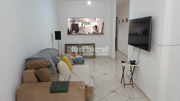 Imagem Casa com laje, 2 quartos (1 suíte com banheira), sala, copa e cozinha conjugadas, garagem para 2 carros, churrasqueira, portão eletrônico e ótima localização