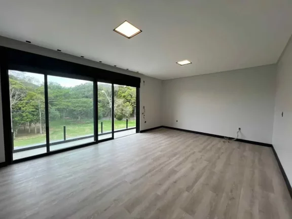 Imagem Casa nova no Condomínio Caledônia com 5 suítes e 4 vagas de garagem em Camboriú-SC