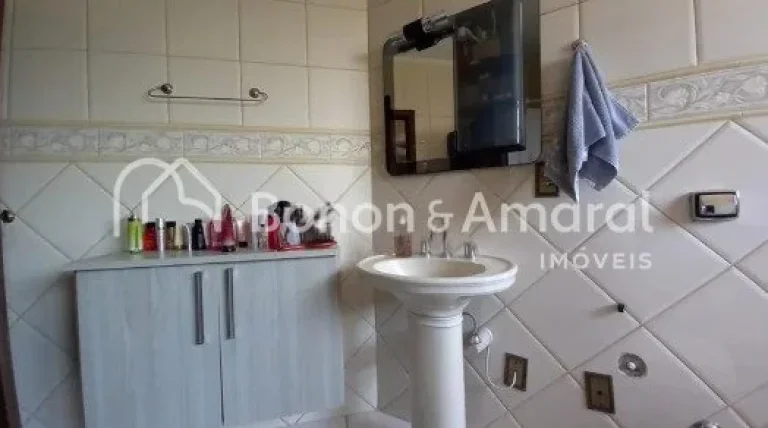 Imagem Chácara em excelente localização, rodeada por muito verde, em um terreno de 2.000 m² e área con...