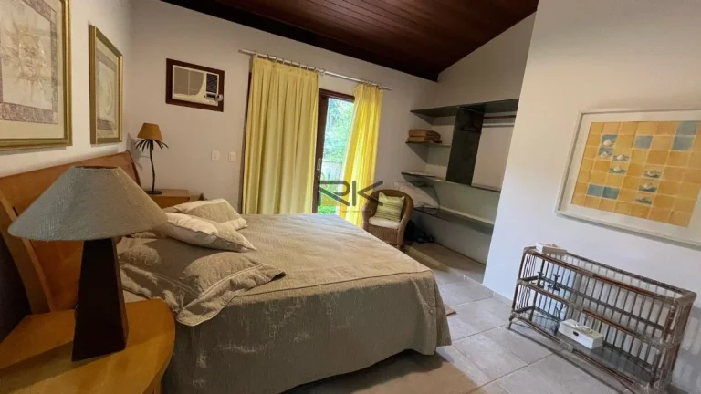 Imagem CASA EM CONDOMINIO COM 4 DORMITÓRIOS SENDO 3 SUÍTES,3 VAGAS DE GARAGEM,VARANDA GOURMET COM CHURRASQUEIRA E PISCINA.