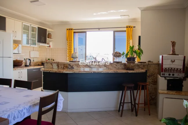 Cobertura duplex bem localizada no bairro Duque de Caxias.