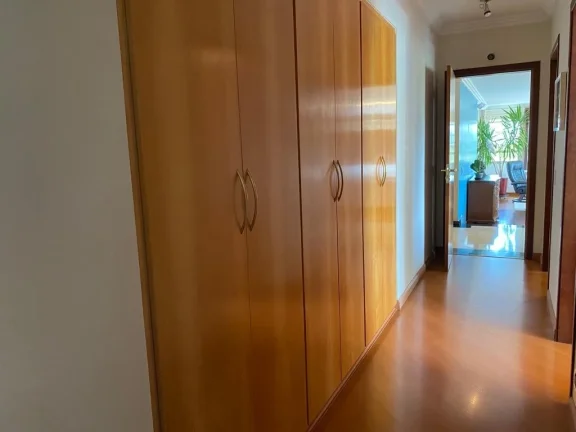 Imagem Apartamento 222 M², 1 por andar, 4Q, 4 Suítes, 6 Banheiros, 3 Vagas, Varanda, Lavabo, Piscina, Salão de Festas, Vista 360º protegida.