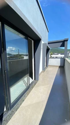 Imagem Casa mobiliada no Condomínio Caledônia com 4 dormitórios, sendo 1 suíte e 4 vagas de garagem em Camboriú