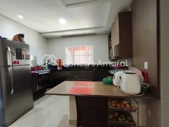 Imagem O imóvel dispõe de 2 dormitórios, sendo o quarto do casal com painel instalado, e o segundo dormi...