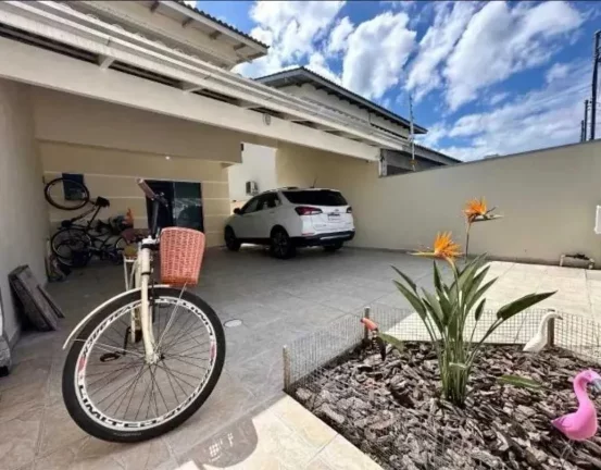 Imagem Sobrado alto padrão com 3 dormitórios e 3 vagas de garagem, com amplo jardim - Camboriú/SC