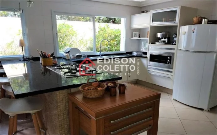 Imagem "Pronto para Morar" Casa de alto padrão à venda no Alphaville Campinas. Com um design moderno e bem iluminado