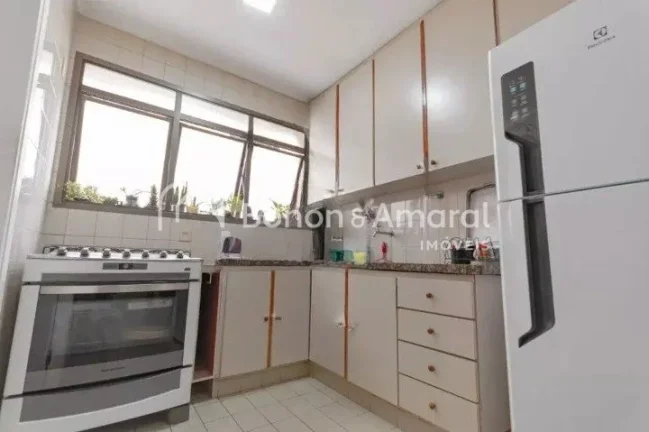 Imagem Lindo apartamento, amplo, silencioso e bem iluminado, com área de 88 m². O imóvel possui sala par...