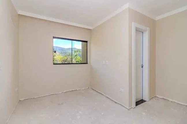 Imagem Sobrado novo com 2 suítes e 1 vaga de garagem, Sertão do Trombudo em Itapema/SC
