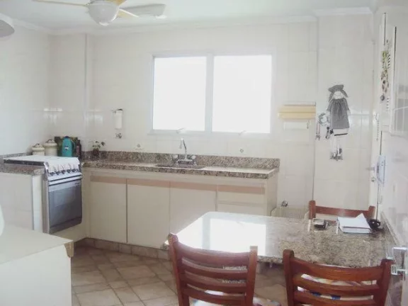 Imagem PITANGUEIRAS- NA QUADRA DA PRAIA , LOCALIZAÇÃO PRIVILEGIADA , GARAGEM NO PRÉDIO.