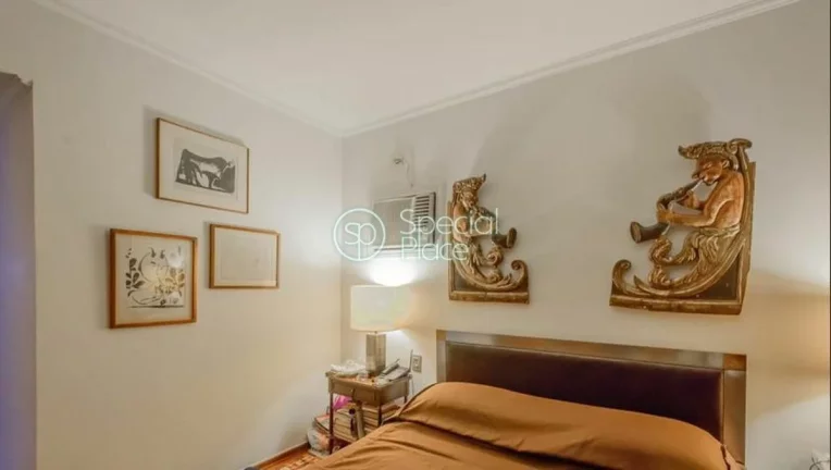Imagem Cobertura super espaçosa com 432m2, 5 dormitórios ( 2 suítes ) e 4 vagas na garagem. No primeiro ...