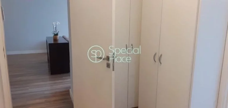 Imagem Apto totalmente reformado e amplo em localizaÃ§Ã£o excepcional! PÃ© direito alto e living com janelÃ...