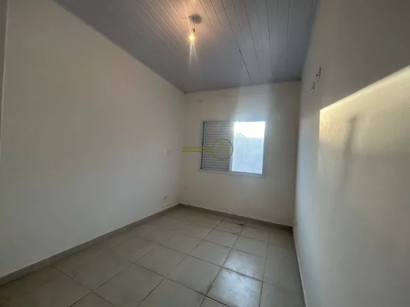 Imagem Casa lote inteiro á venda com 3 quartos (1 sendo suíte) - Jd. Peruíbe