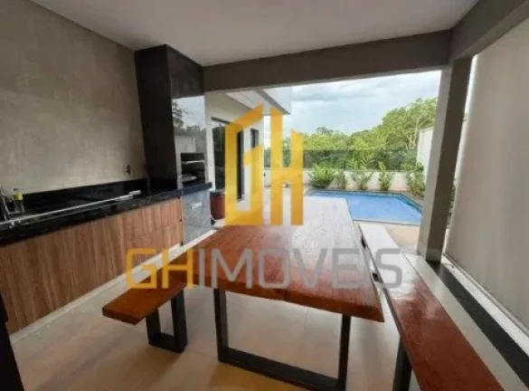 Imagem A casa possui:

-3 suítes amplas
-Mobiliada inclusive com eletrodomésticos:
-Smartv OLED
-Sofá re...