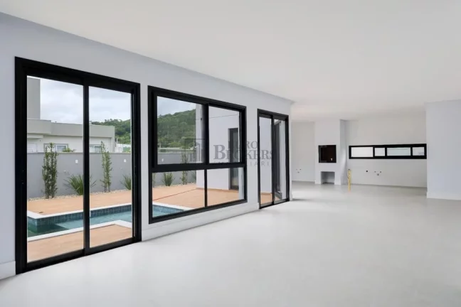 Imagem Casa com 4 suítes e 4 vagas à venda no condomínio Caledônia em Camboriú/SC