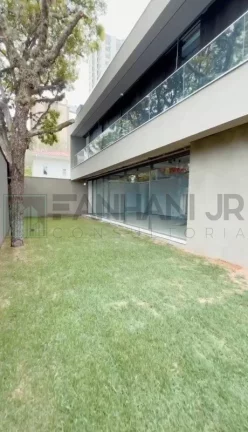 Imagem Casa de condomínio no Jardim Paulistano, com suas 5 suítes, terraço, piscina e 6 vagas de garagem, é um verdadeiro sonho para quem busca um lar espaço