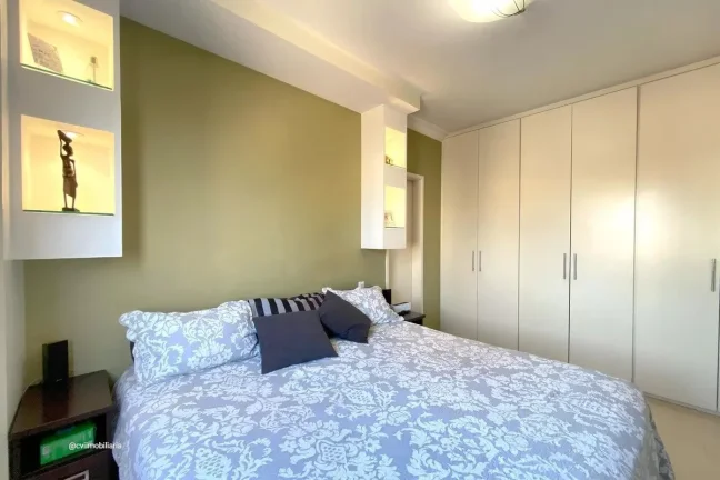 Imagem Este espaçoso apartamento oferece uma combinação perfeita de conforto e conveniência. Com quatro...