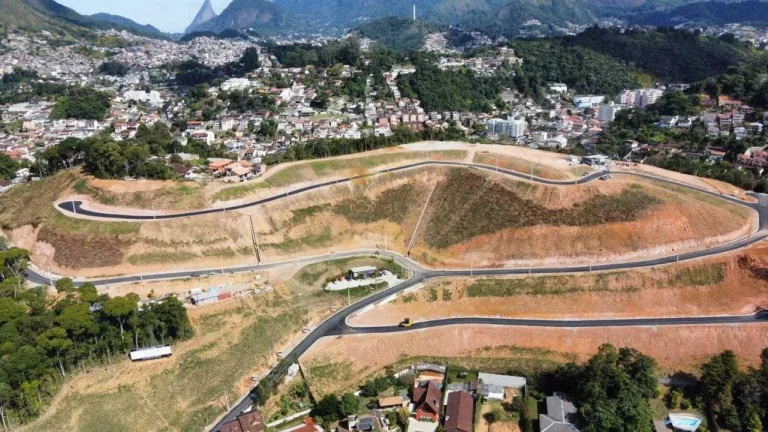 Imagem Terreno em Condomínio para Venda em Teresópolis / RJ no bairro Ermitage