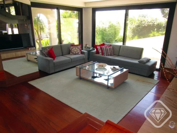 Imagem Casa de luxo em condomínio, 4 dormitórios, suíte máster, dois terrenos, ampla área verde e pisc...