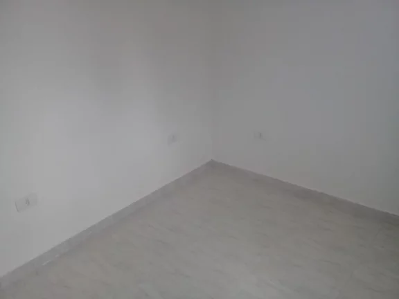 Imagem Sobrado em Condomínio para Locação em Praia Grande-SP, no Balneário Esmeralda: 2 quartos, 1 banheiro, 1 vaga, 60m².