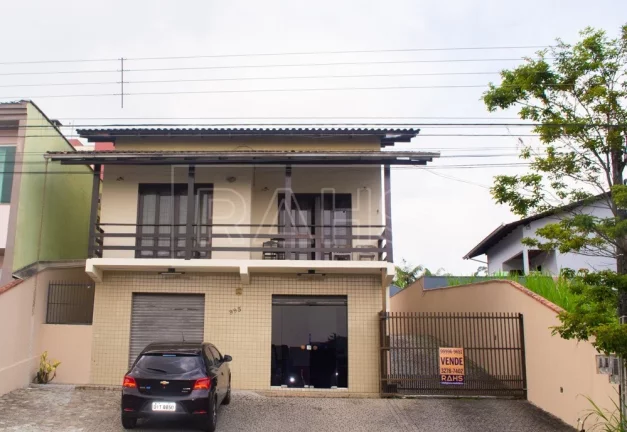 Excelente sobrado comercial e residencial, em rua pavimentada com vários comércios e fácil acesso...
