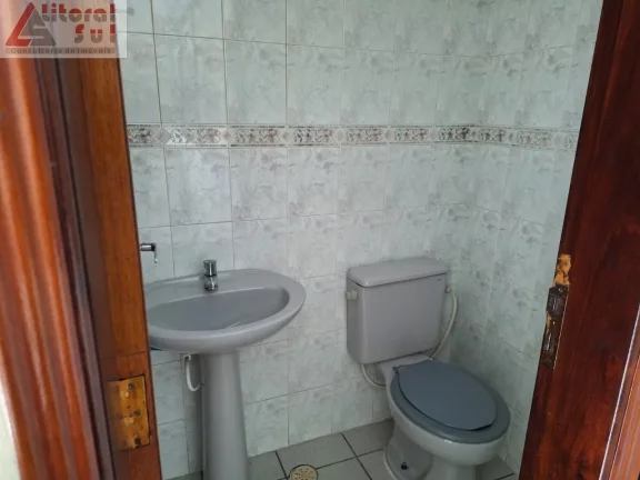 Imagem Galpão Comercial para Venda ou Locação em Praia Grande-SP, Bairro Caiçara: 1 Sala, 1 Banheiro, 64m² de Área.