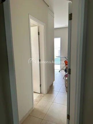 Imagem Destaques do Imóvel:

São 3 Suítes com Ar-Condicionado e Mobiliário Planejado: Suíte master com...