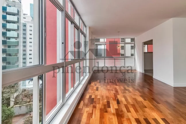 Imagem Apartamento reformado com 267m², 3 suítes e 2 vagas de garagem a venda no Paraíso.