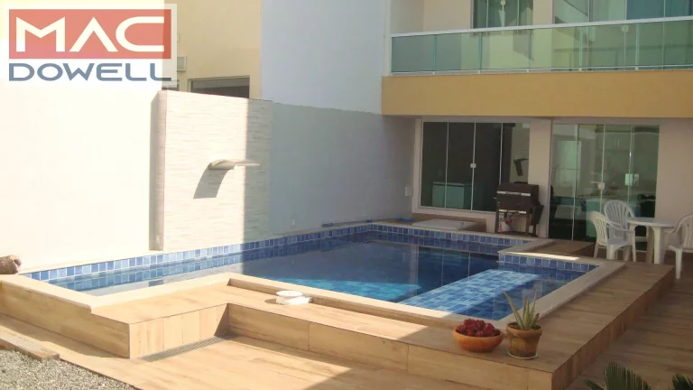 Casa triplex próximo a praia de Itaipu