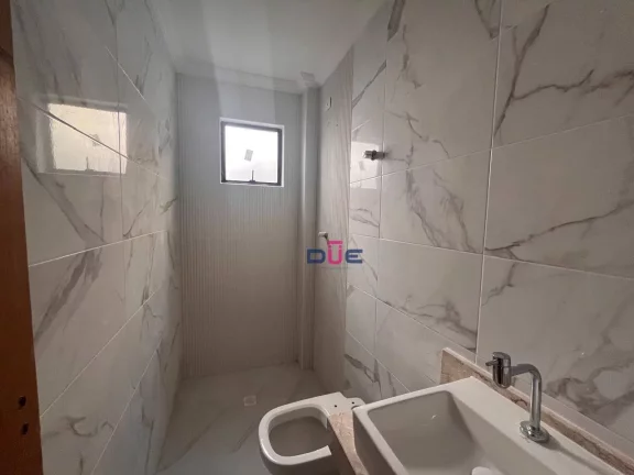 Imagem Casa sobreposta térrea com 3 suítes sendo 1 privativa e 2 americanas, no Embaré só 950 mil com 2 vagas. Novinha!!!