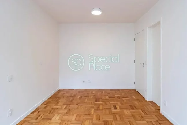Imagem Apto com 129,23m² no Itaim Bibi Sala ampla para 2 ambientes com cozinha integrada e armários plane...