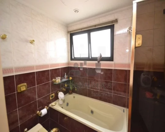 Imagem Excelente apartamento, living para 3 ambientes, com lareira, piso em tabuas largas, ampla varanda, 3...