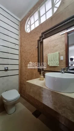 Imagem Casa com 6 Dormitórios no Bairro Fabrício - em Uberaba