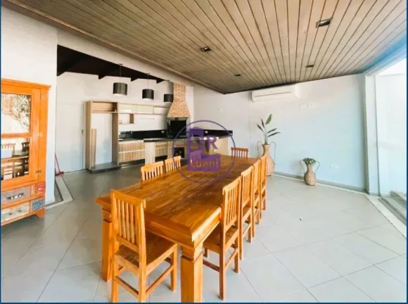 Imagem Linda casa alto padrão com ótima localização.