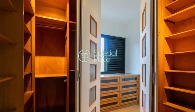 Imagem Amplo apartamento à venda com 3 quartos, sendo 3 suítes, e 4 banheiros no total. Este apartamento ...