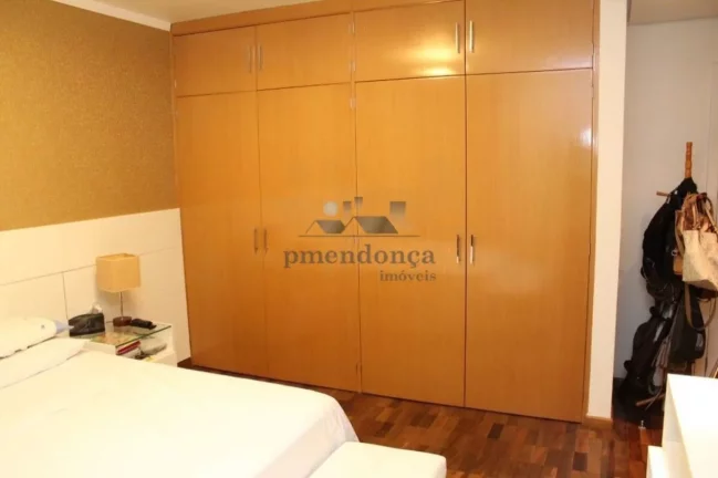 Imagem Belíssimo apartamento em andar alto, sendo 1 por andar, recém reformado com fino acabamento. Bem a...