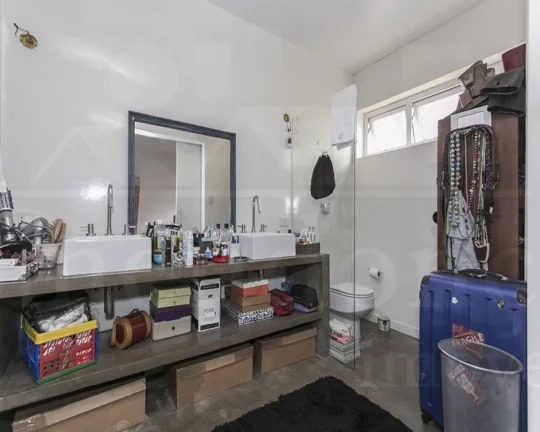 Imagem Apartamento amplo, living para 02 ambientes, piso de tacos, 03 dormitórios com armários, 02 banhei...