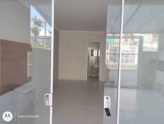 Imagem Geminado próximo ao mar com 3 dormitórios e 2 vagas de garagem em Balneário Piçarras