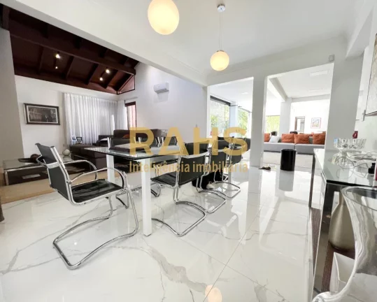 Imagem Casa em Condominio Alto Padrão Projetada pelo Arquiteto Mauricio Ribeiro Em local alto do condomín...