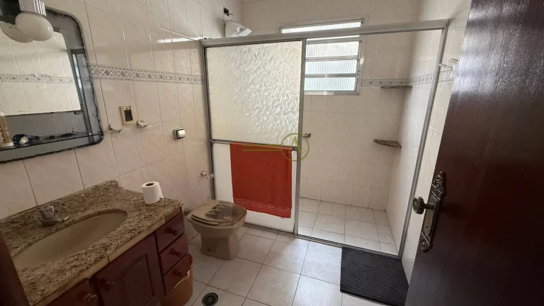 Imagem Casa térrea de esquina com a praia com terreno terreno e edícula já alugada