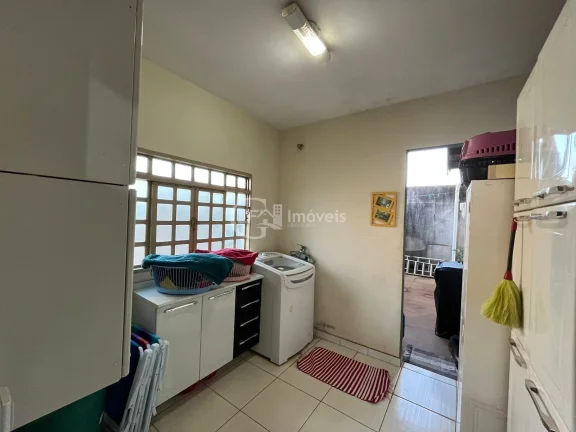 Imagem Linda casa de esquina - Casa espaçosa